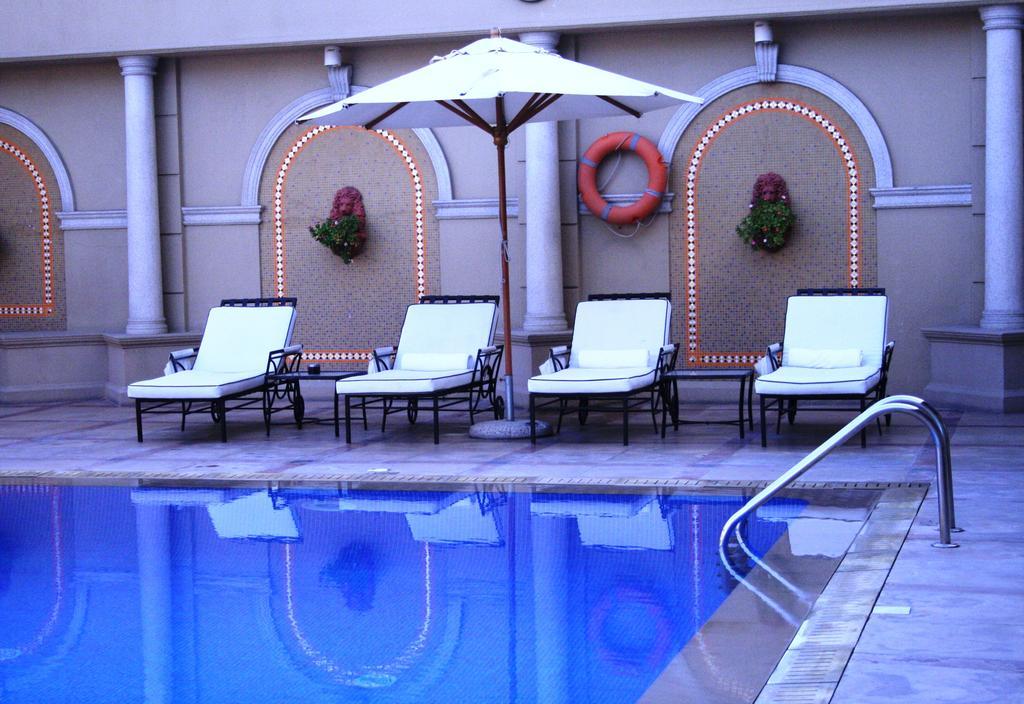 Chelsea Plaza Hotel Дубай Экстерьер фото
